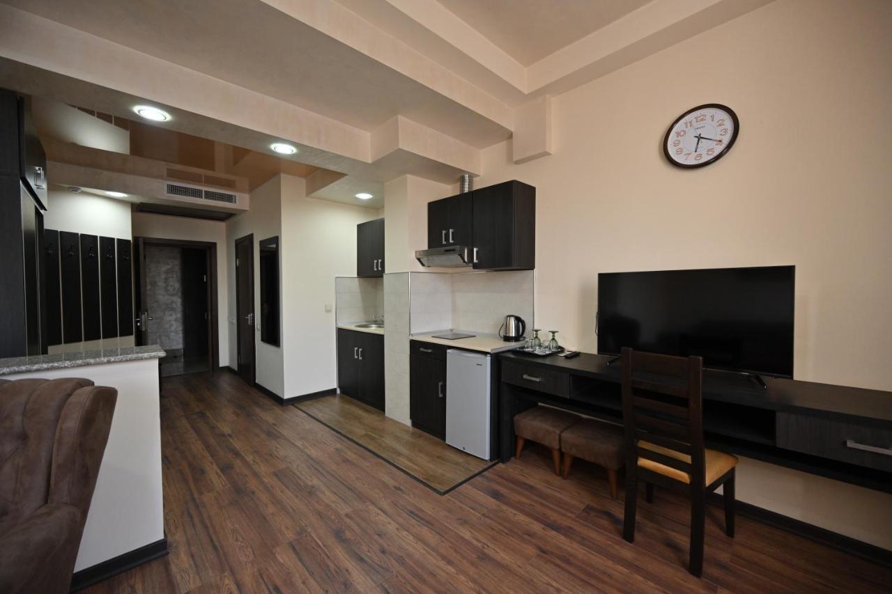 Hotel Partiez Erywań Zewnętrze zdjęcie