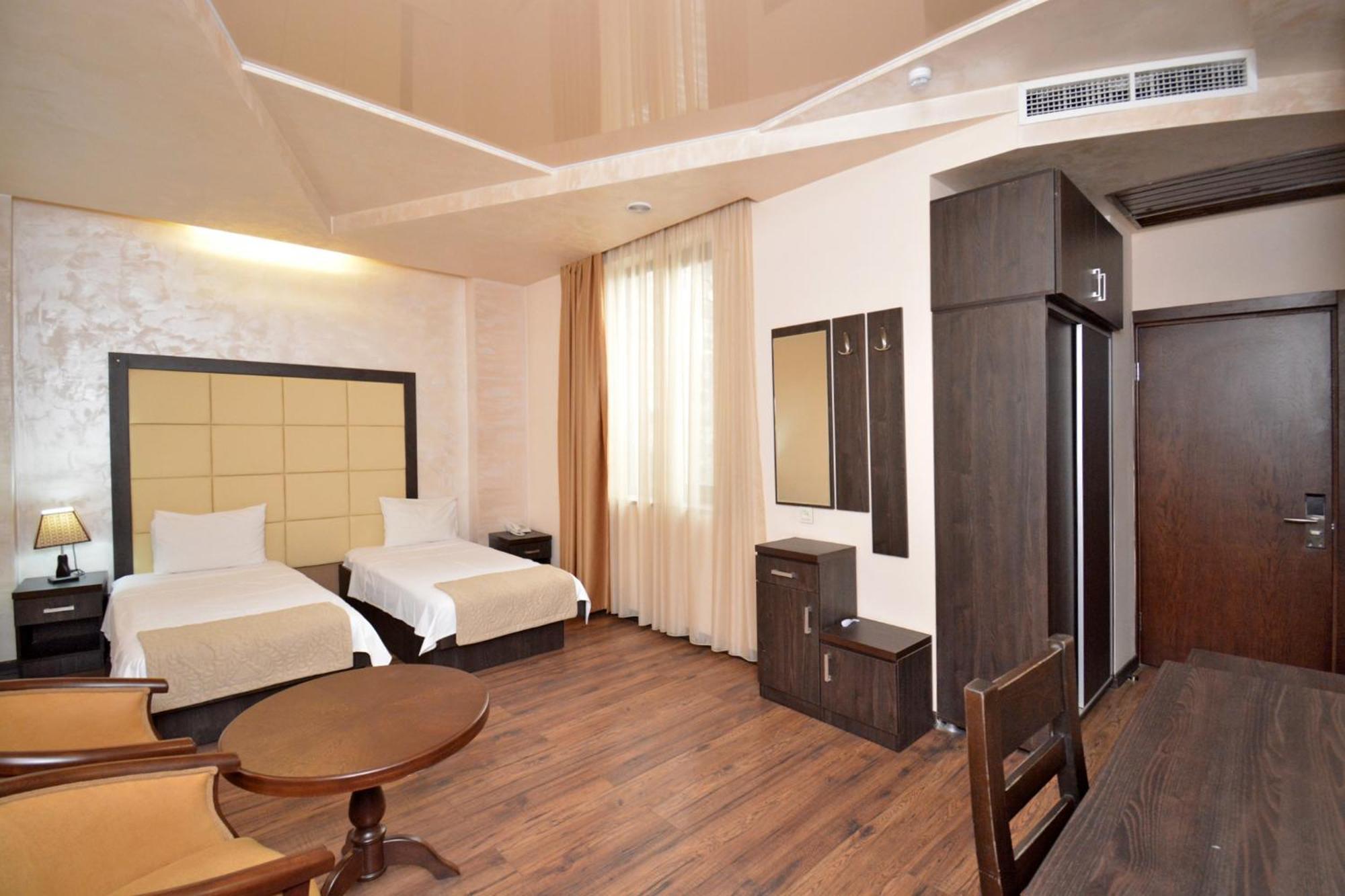 Hotel Partiez Erywań Zewnętrze zdjęcie