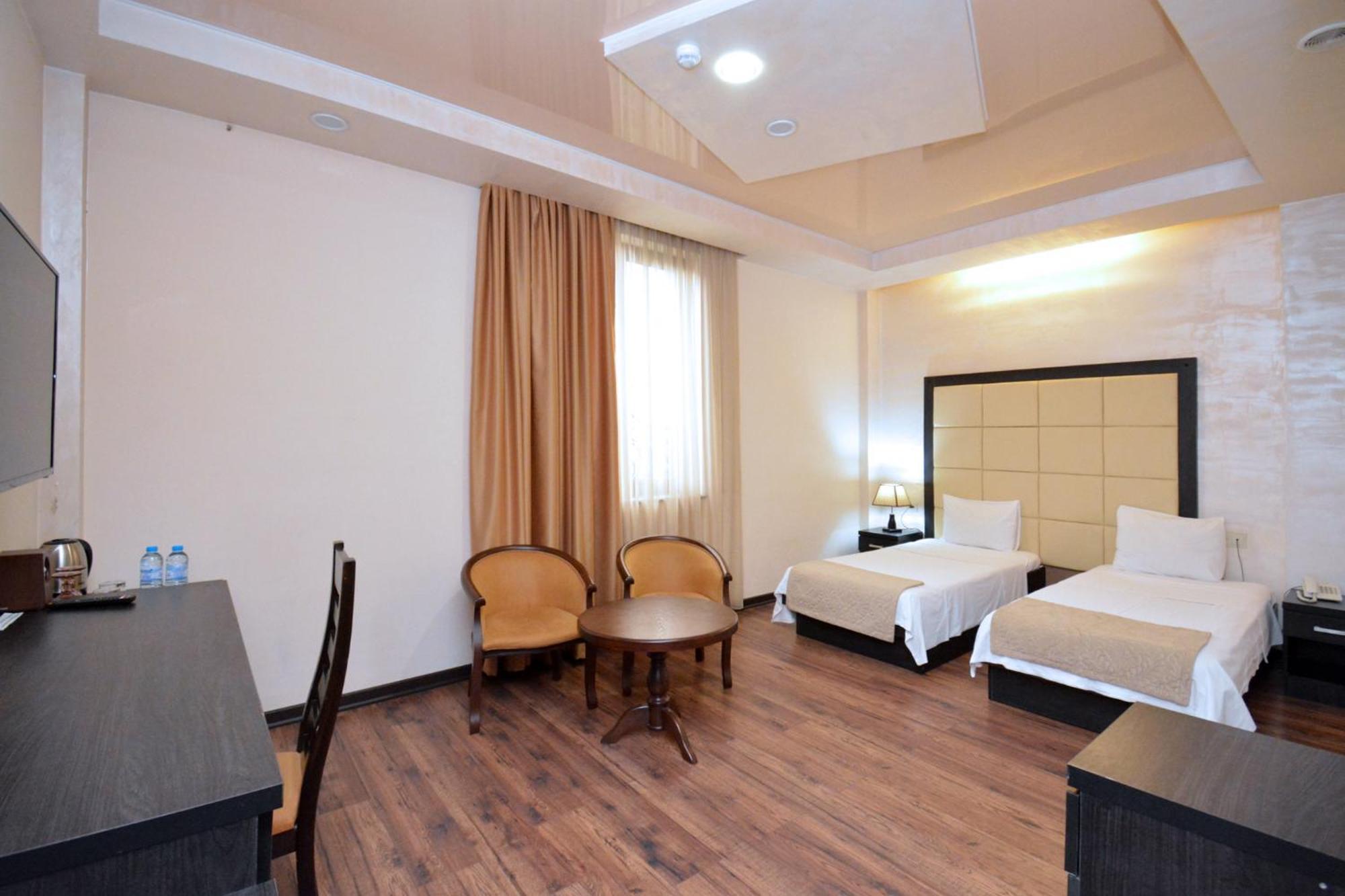 Hotel Partiez Erywań Zewnętrze zdjęcie