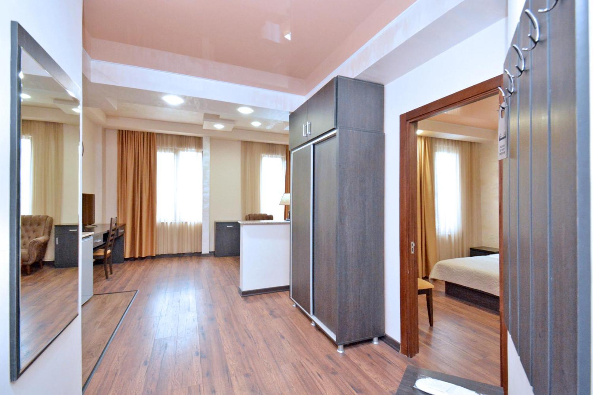 Hotel Partiez Erywań Zewnętrze zdjęcie