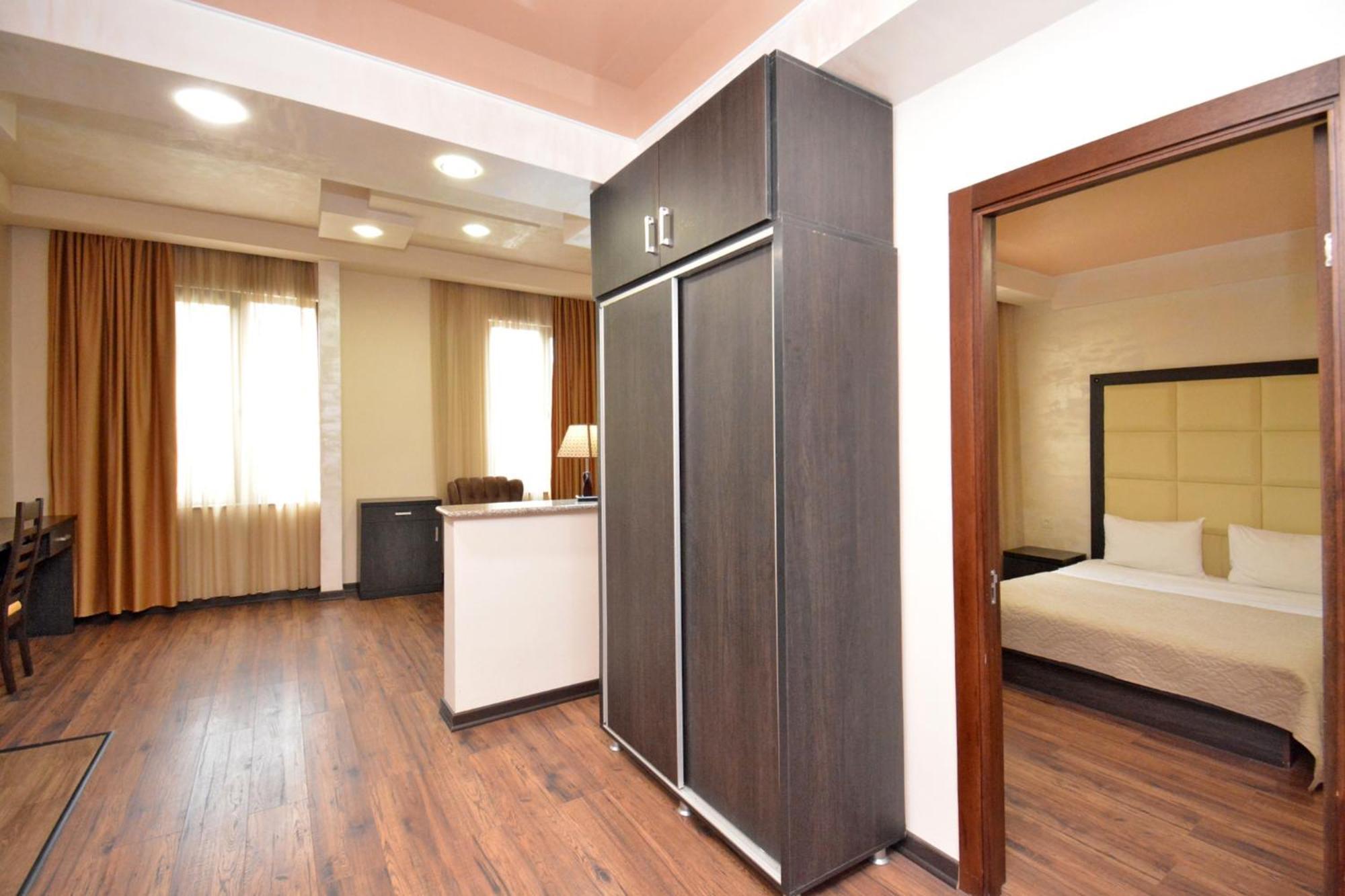 Hotel Partiez Erywań Zewnętrze zdjęcie
