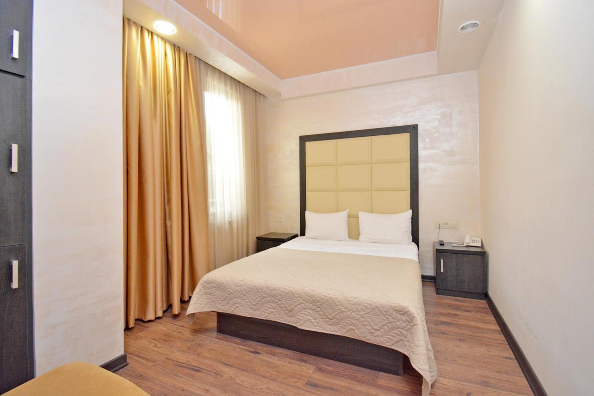 Hotel Partiez Erywań Zewnętrze zdjęcie