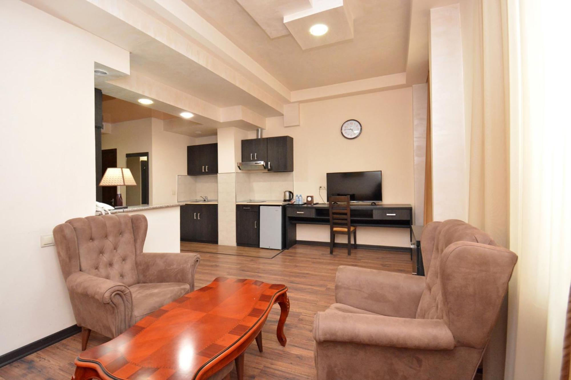 Hotel Partiez Erywań Zewnętrze zdjęcie