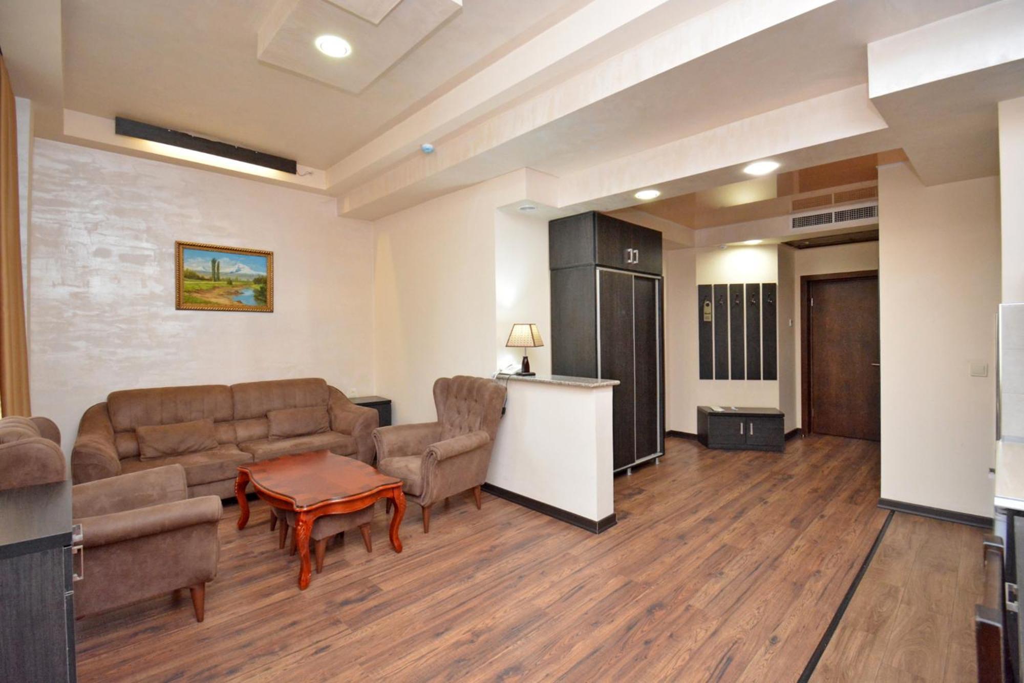 Hotel Partiez Erywań Zewnętrze zdjęcie