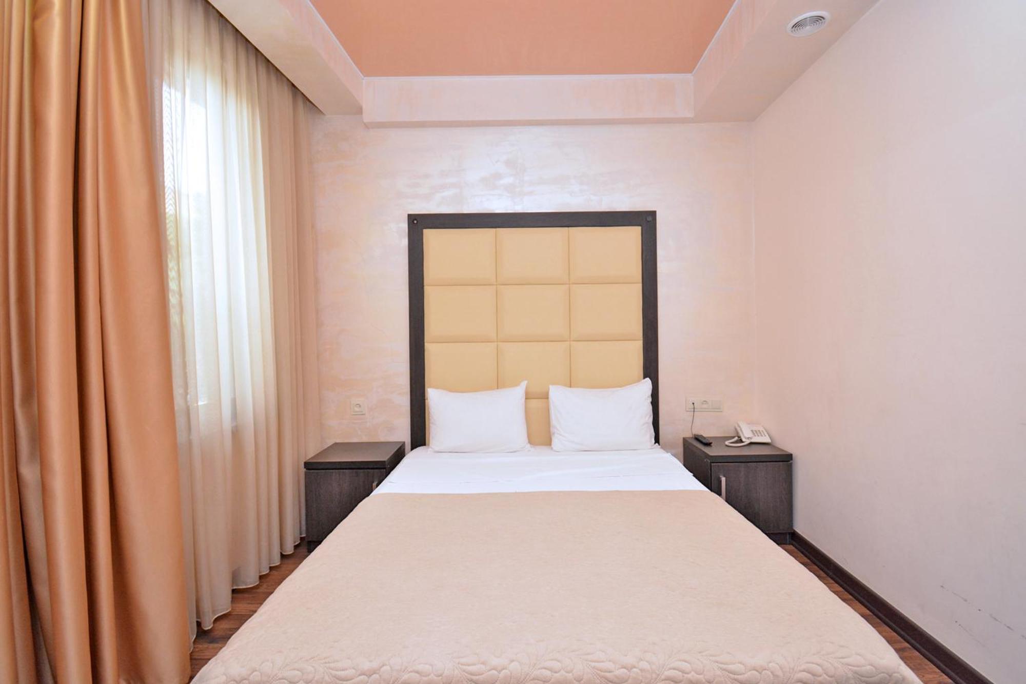 Hotel Partiez Erywań Zewnętrze zdjęcie